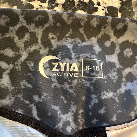 Zyia light luxe leggings with scrunch butt size 8-10 - Picture 5 of 6